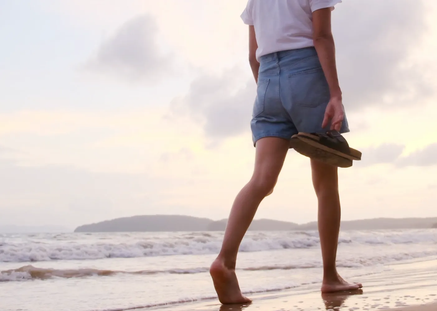浜辺を歩く男性